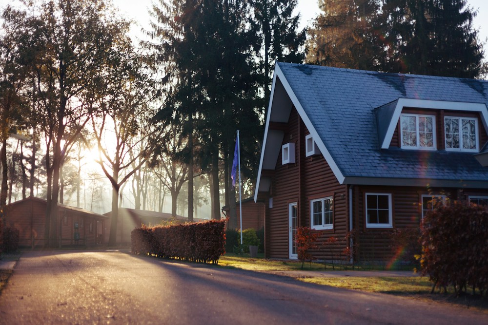Casa entre árboles, imagen de ambiente referencial